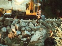 1998 usazování těžkých kamenů