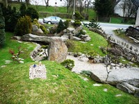 Jimmův hrobeček, jarní zahrada